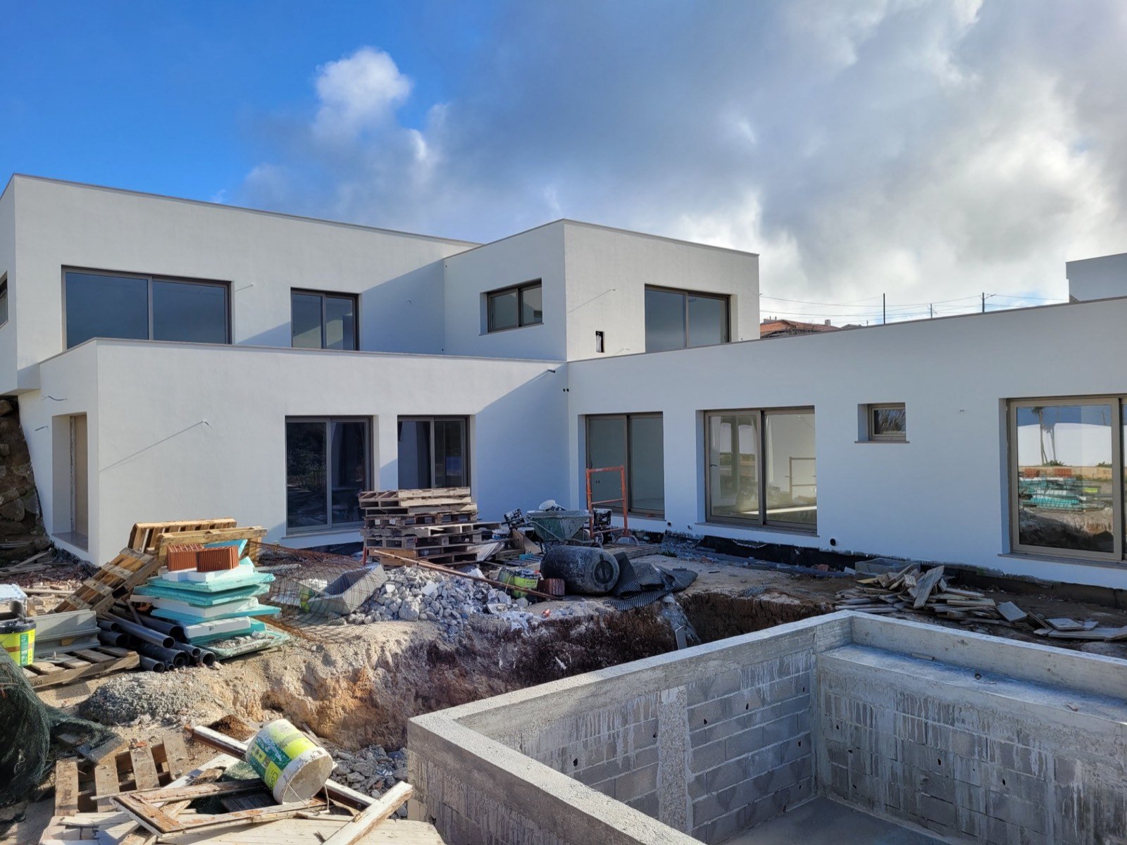 White Walls & Open Sky — Algarve
